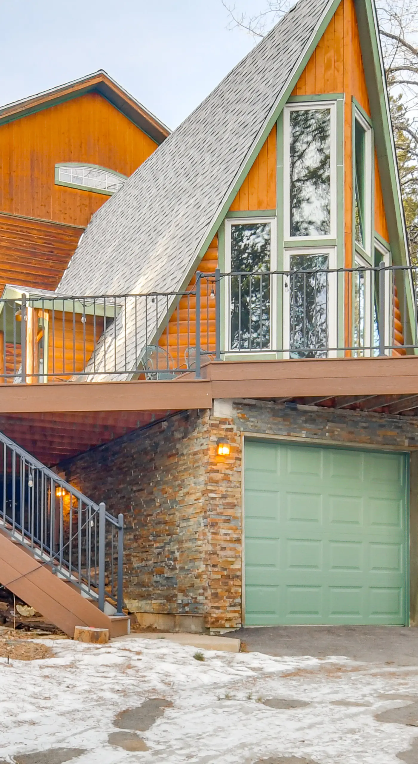 Wooded Retreat w/ Private Hot Tub in Evergreen
