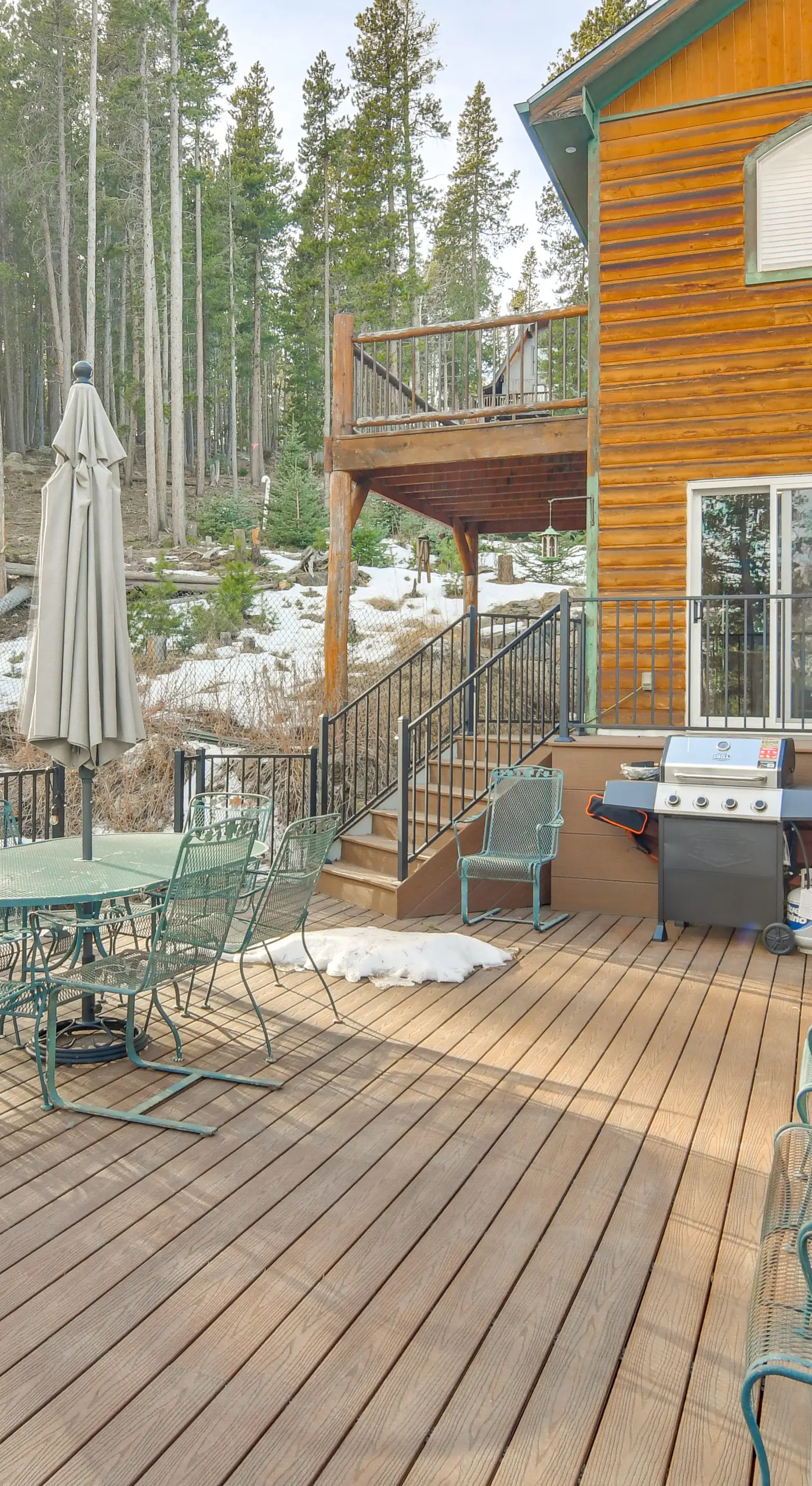 Wooded Retreat w/ Private Hot Tub in Evergreen