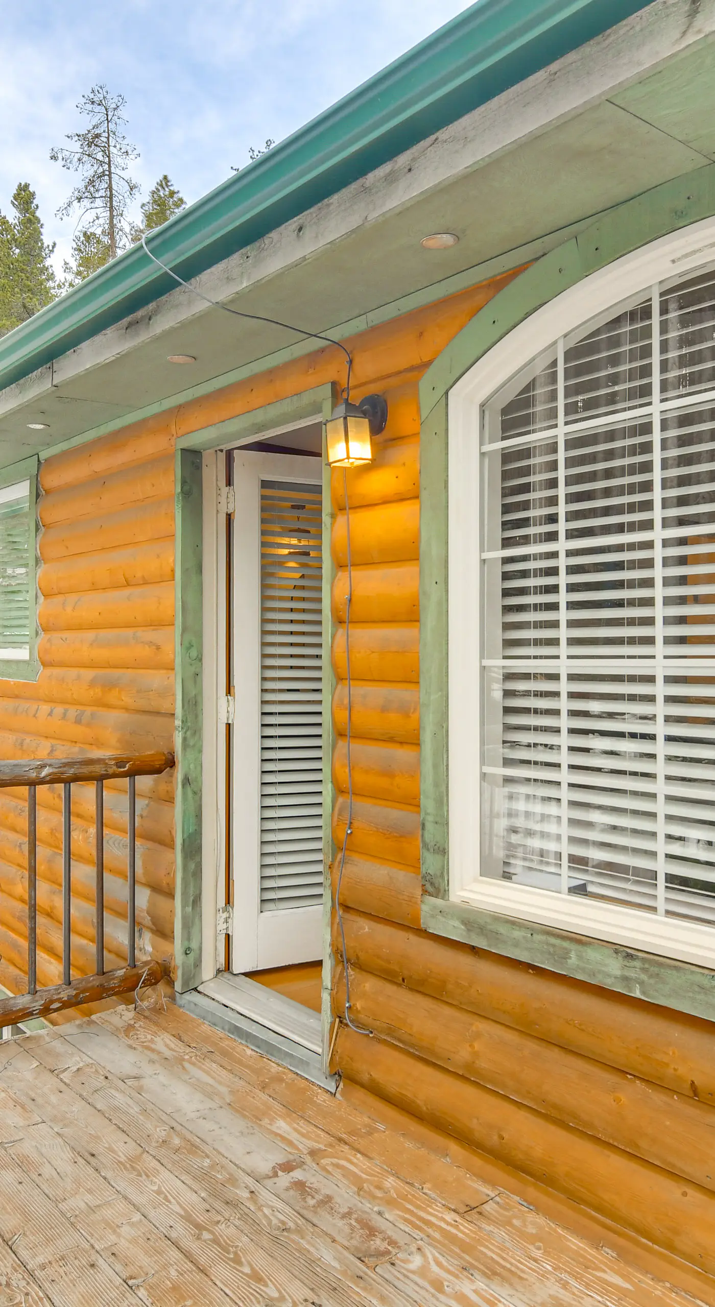 Wooded Retreat w/ Private Hot Tub in Evergreen