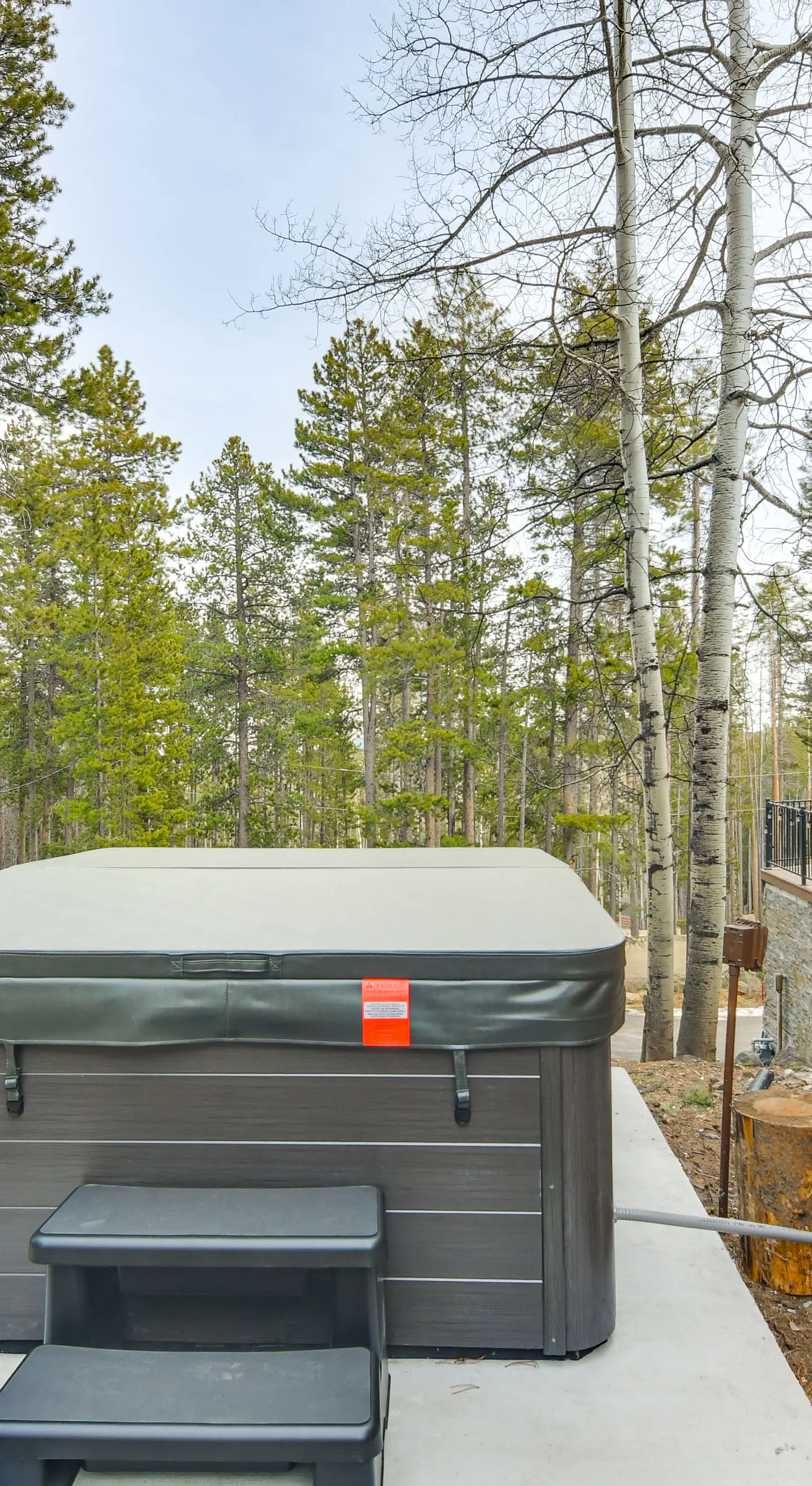 Wooded Retreat w/ Private Hot Tub in Evergreen
