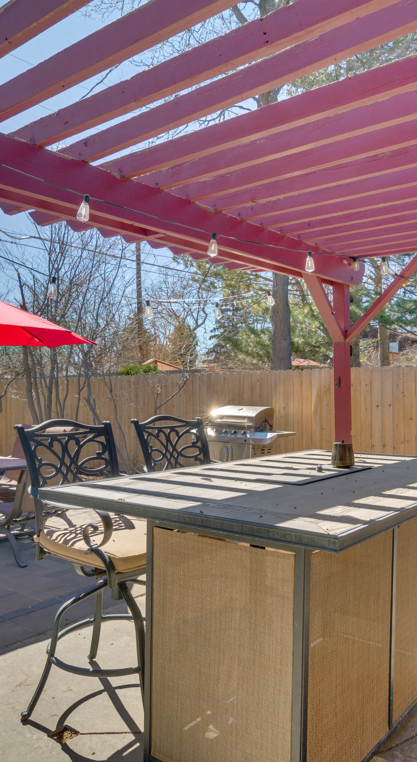 BBQ, Hot Tub, Patio, Sunroom + Games!