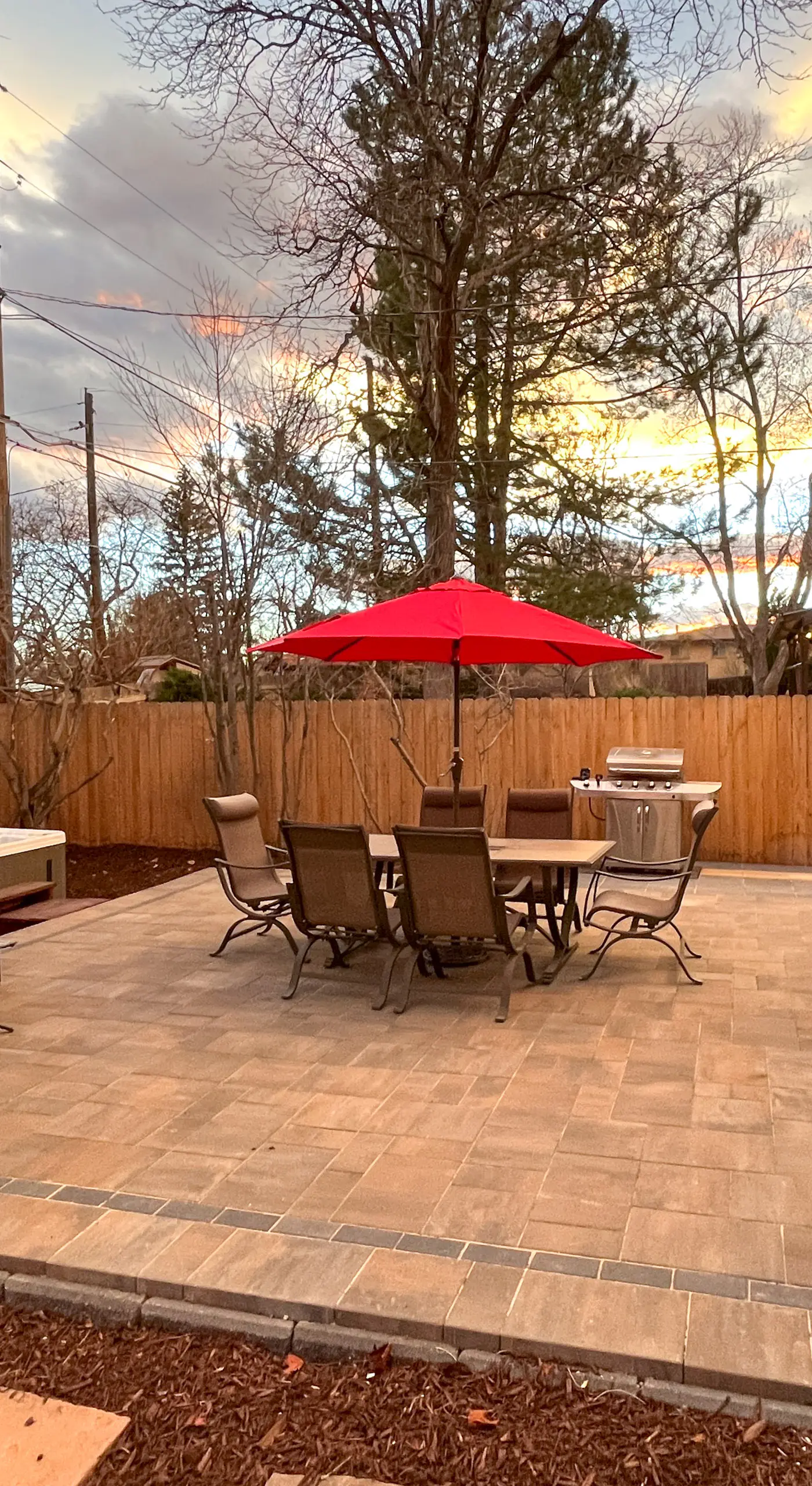 BBQ, Hot Tub, Patio, Sunroom + Games!