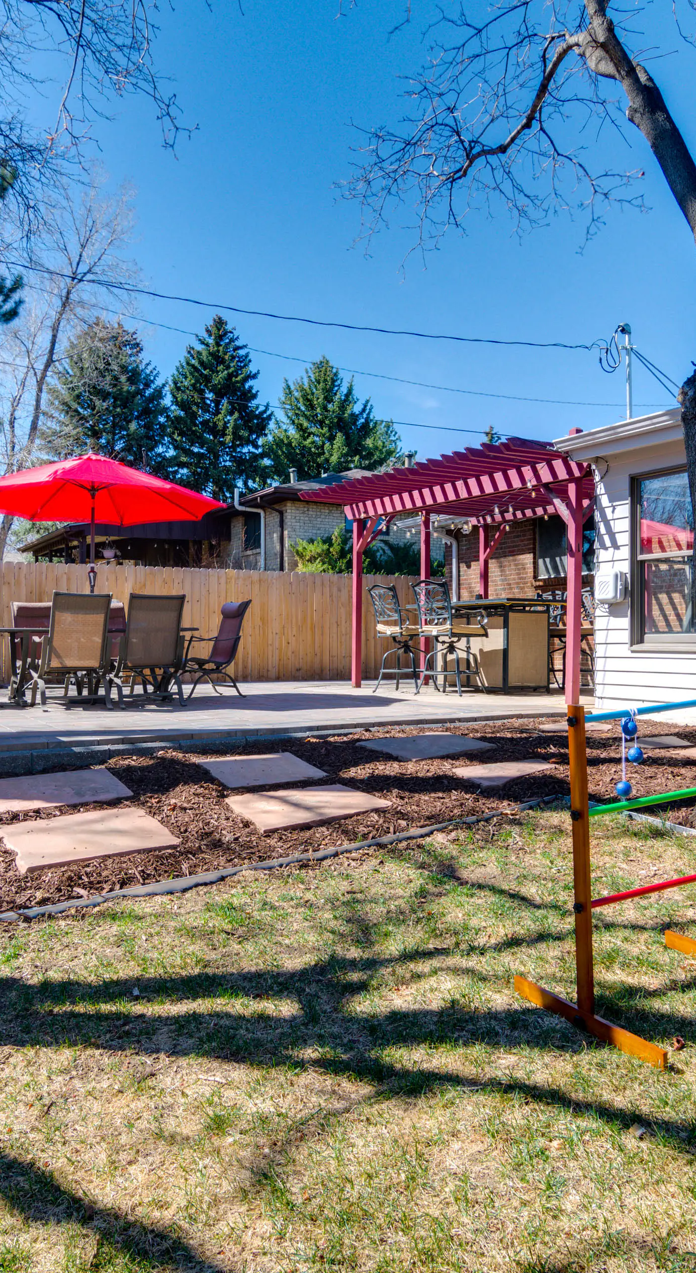 BBQ, Hot Tub, Patio, Sunroom + Games!