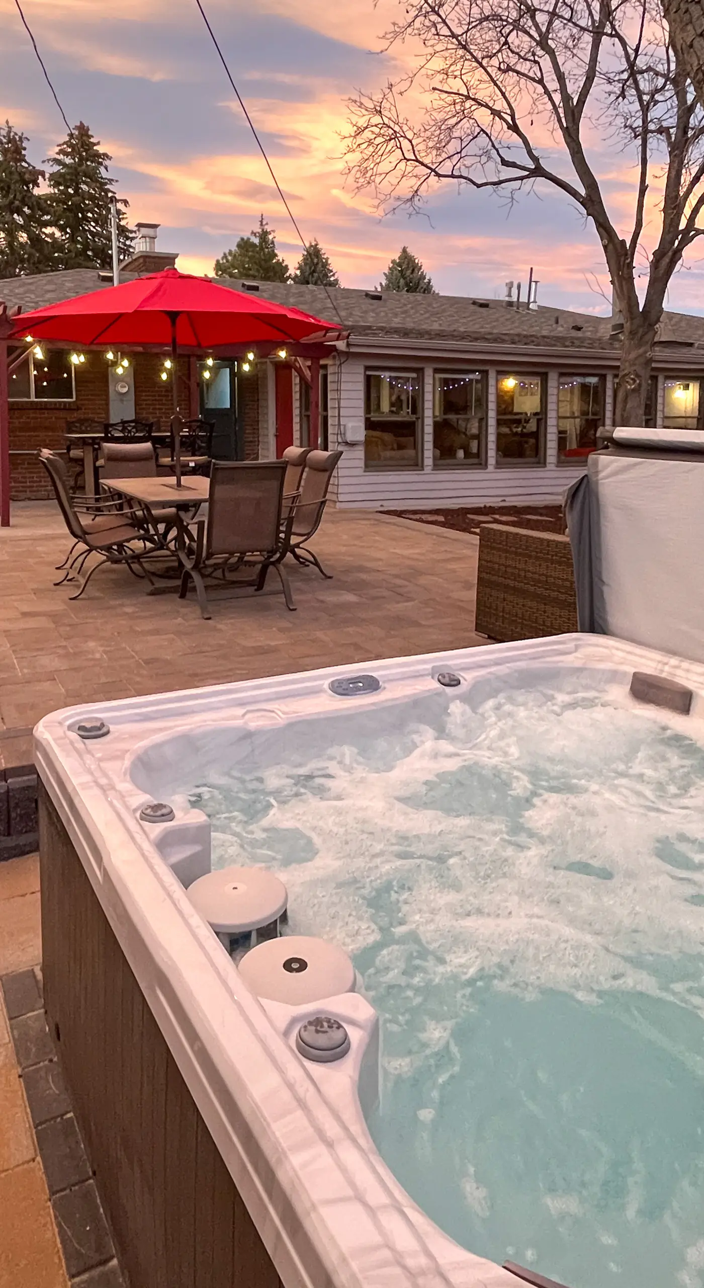 BBQ, Hot Tub, Patio, Sunroom + Games!