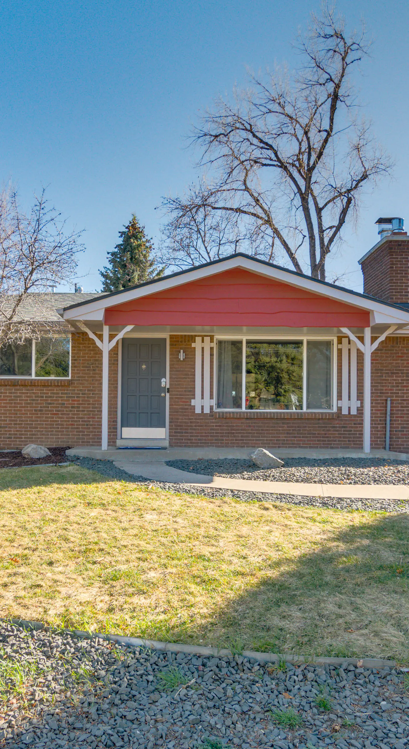 BBQ, Hot Tub, Patio, Sunroom + Games!