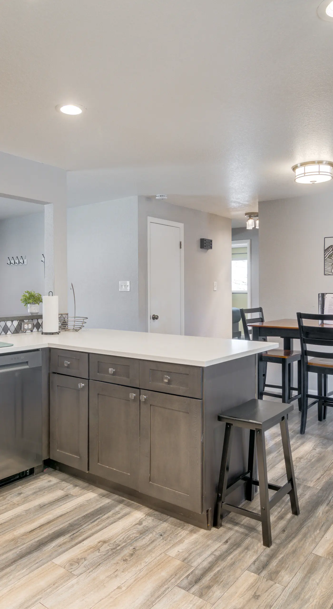 BBQ, Hot Tub, Patio, Sunroom + Games!