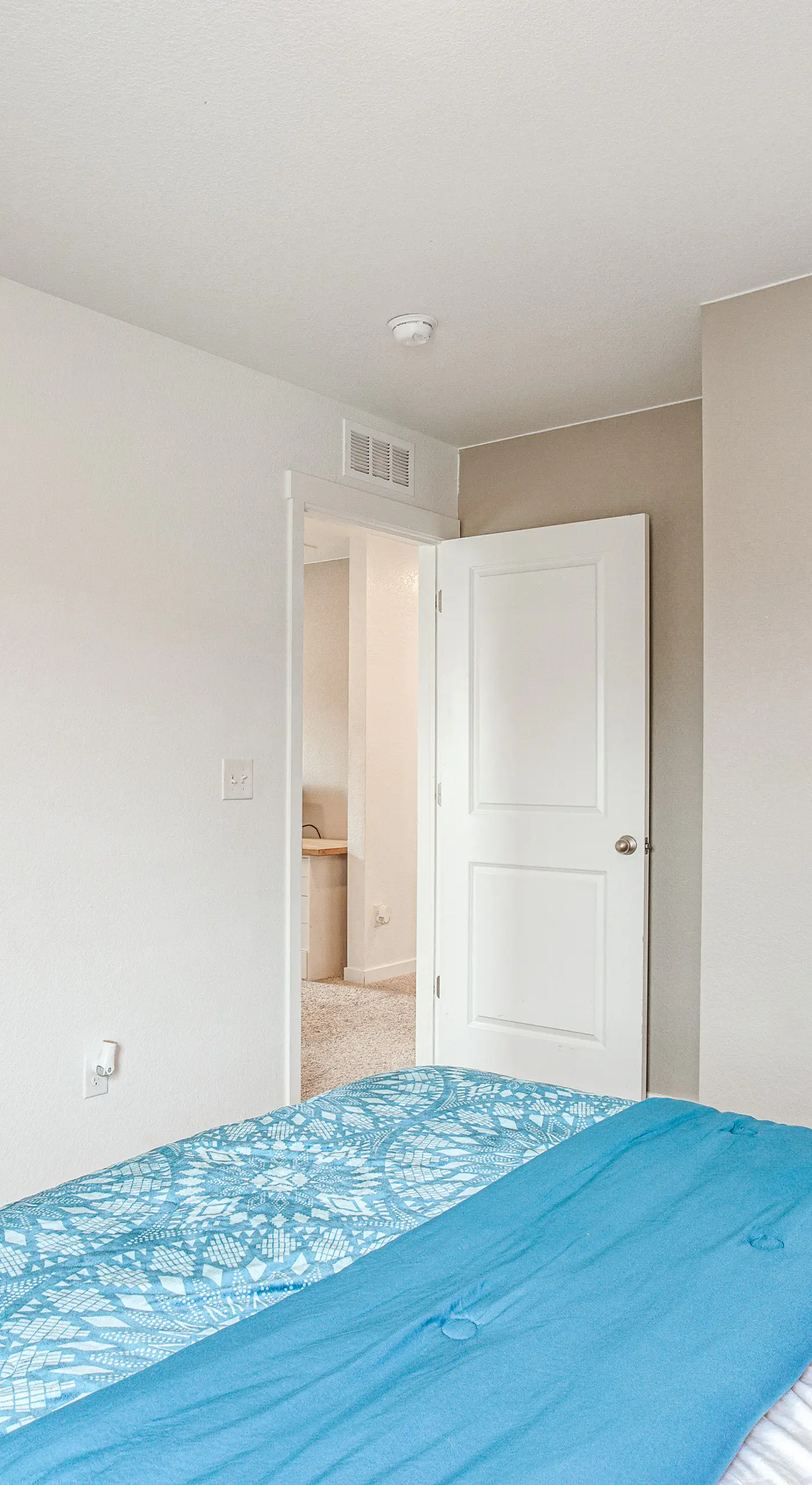 Perfect for Families! Quiet Aurora Home