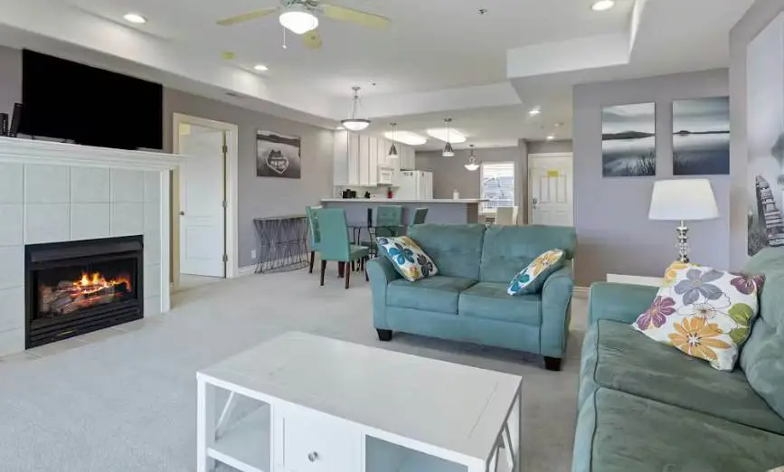 Serene 3BR Condo - Waterfront POOL - Lake Ozark