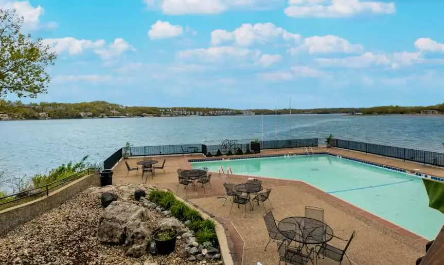 Serene 3BR Condo - Waterfront POOL - Lake Ozark