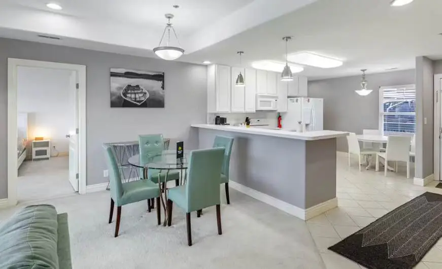 Serene 3BR Condo - Waterfront POOL - Lake Ozark