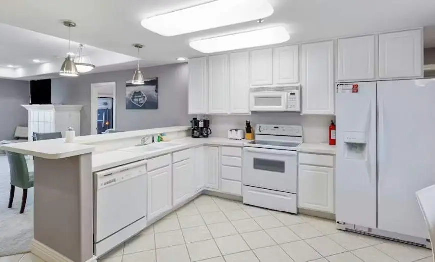 Serene 3BR Condo - Waterfront POOL - Lake Ozark