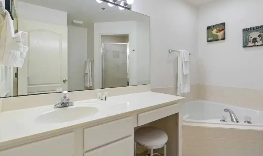 Serene 3BR Condo - Waterfront POOL - Lake Ozark