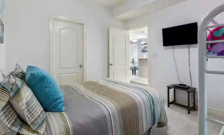 Serene 3BR Condo - Waterfront POOL - Lake Ozark