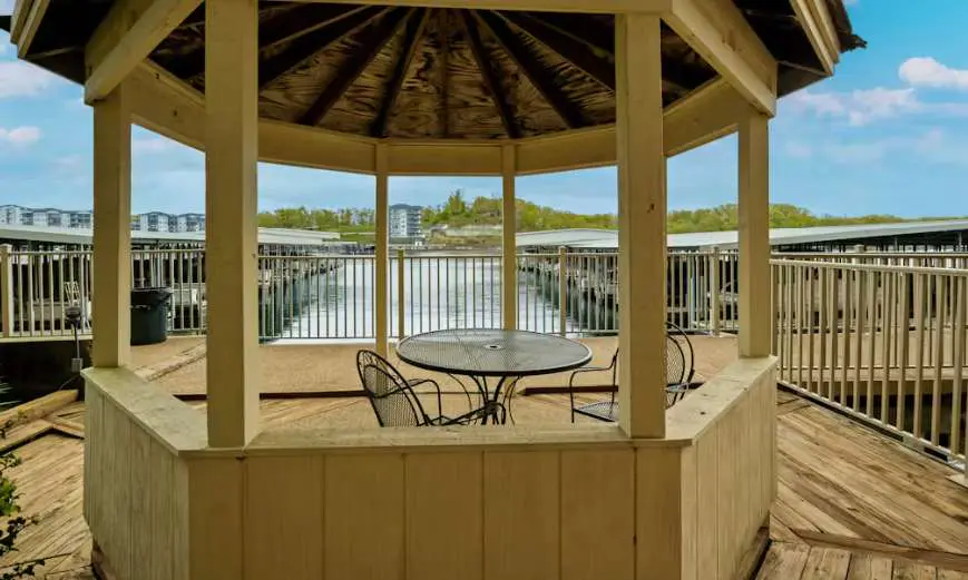 Serene 3BR Condo - Waterfront POOL - Lake Ozark