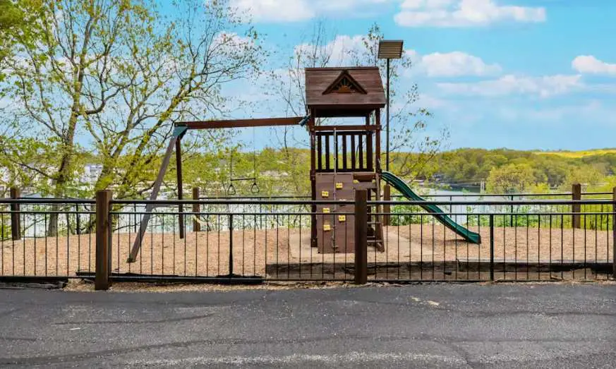 Serene 3BR Condo - Waterfront POOL - Lake Ozark