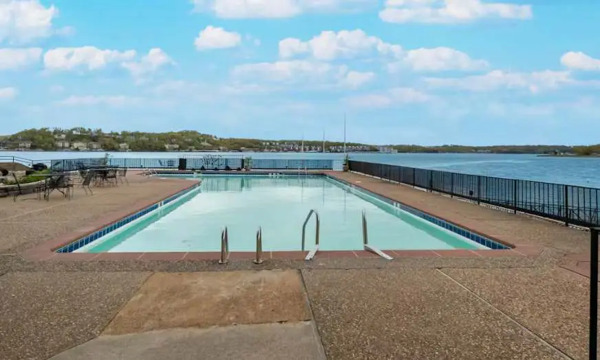 Serene 3BR Condo - Waterfront POOL - Lake Ozark