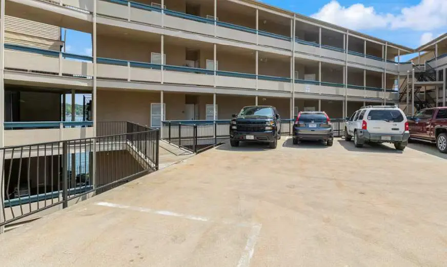Serene 3BR Condo - Waterfront POOL - Lake Ozark