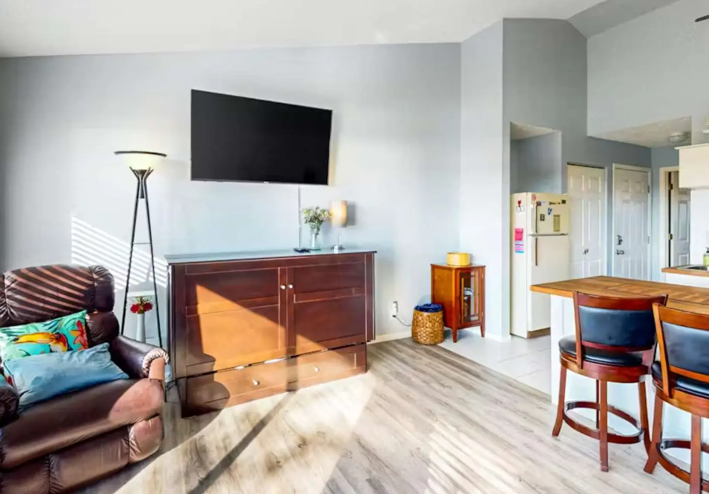 Charming 1BR Condo - Top Floor - LAKE VIEW