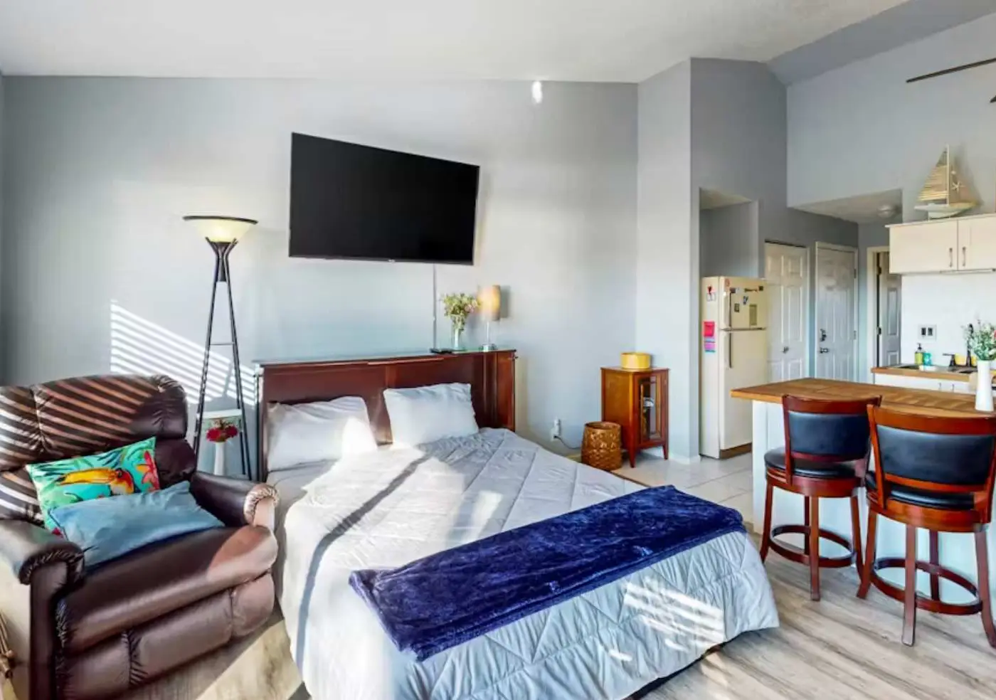Charming 1BR Condo - Top Floor - LAKE VIEW