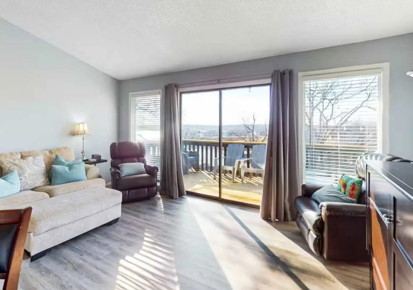 Charming 1BR Condo - Top Floor - LAKE VIEW