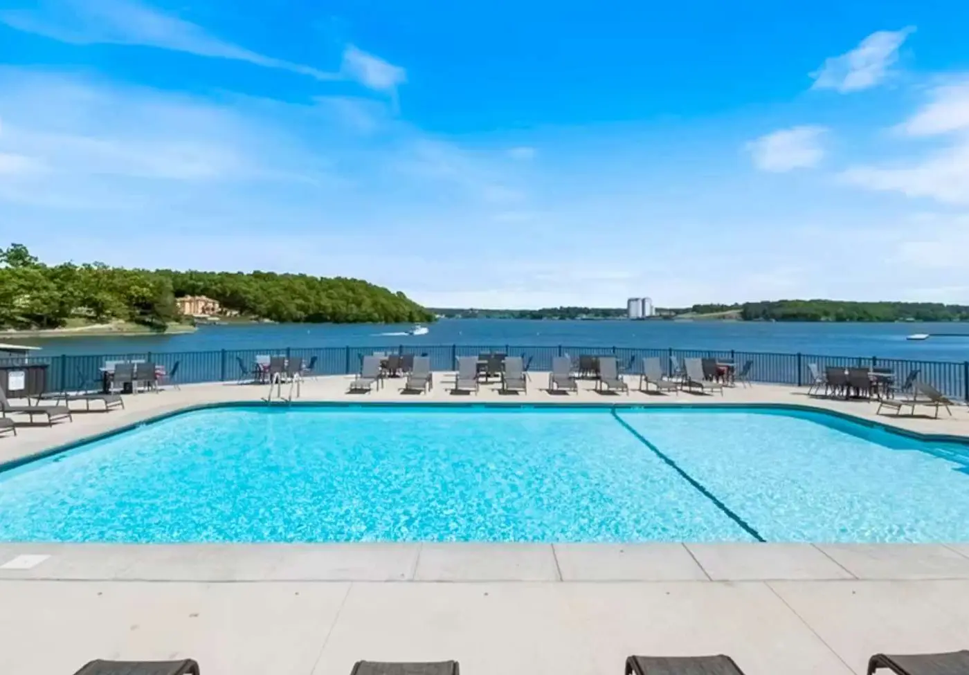 Charming 1BR Condo - Top Floor - LAKE VIEW