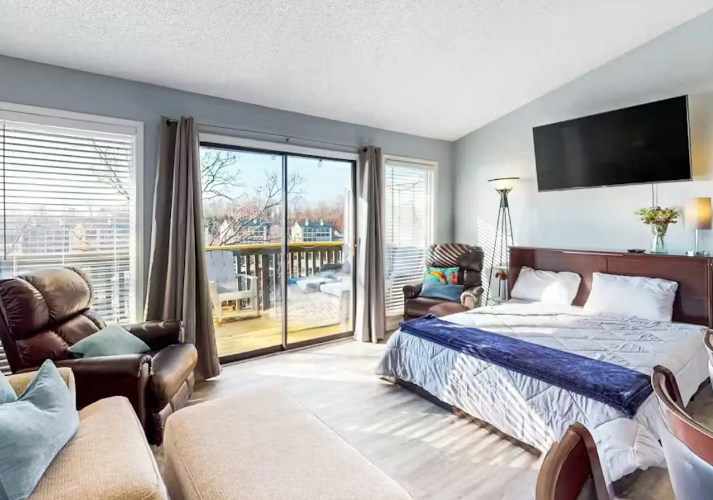 Charming 1BR Condo - Top Floor - LAKE VIEW