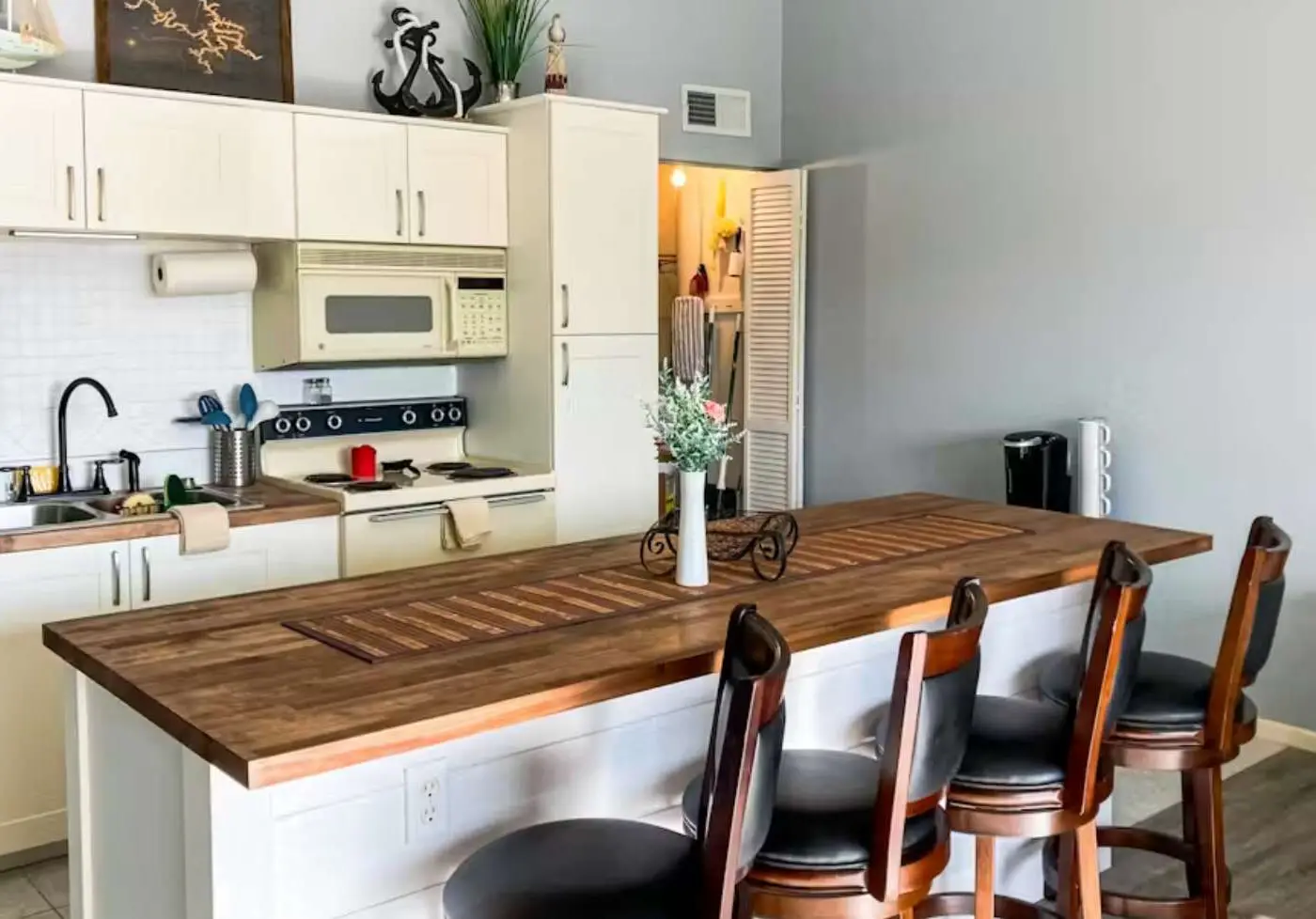 Charming 1BR Condo - Top Floor - LAKE VIEW