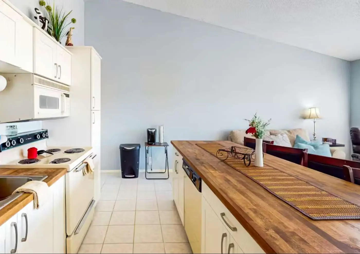 Charming 1BR Condo - Top Floor - LAKE VIEW