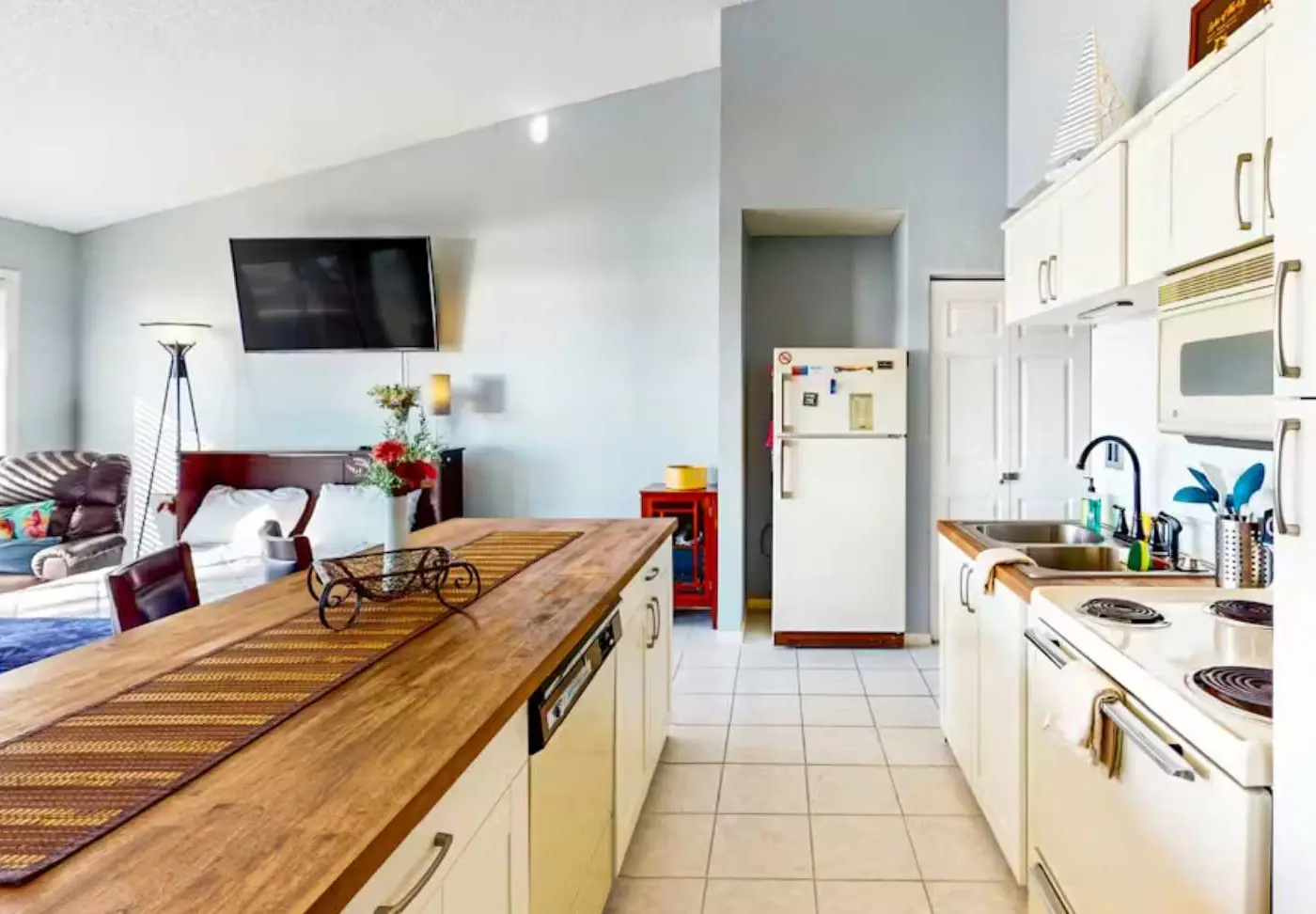Charming 1BR Condo - Top Floor - LAKE VIEW