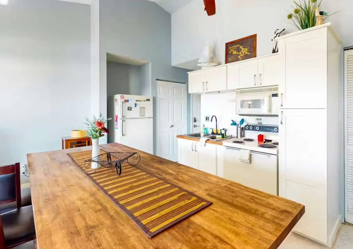 Charming 1BR Condo - Top Floor - LAKE VIEW