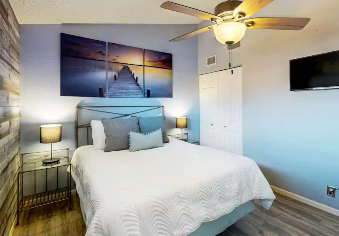 Charming 1BR Condo - Top Floor - LAKE VIEW