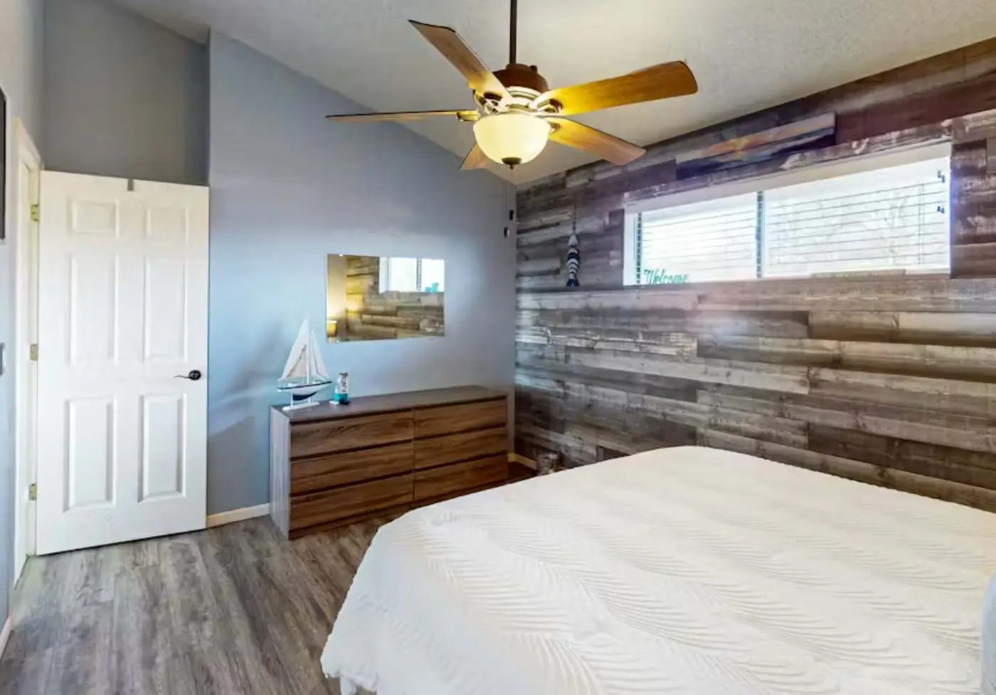 Charming 1BR Condo - Top Floor - LAKE VIEW