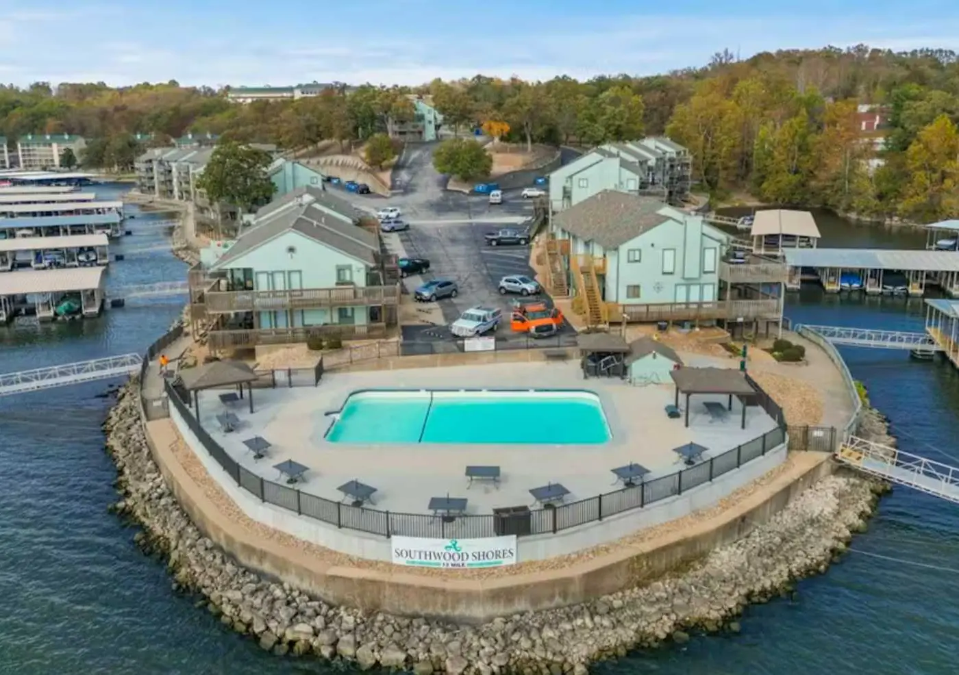 Charming 1BR Condo - Top Floor - LAKE VIEW