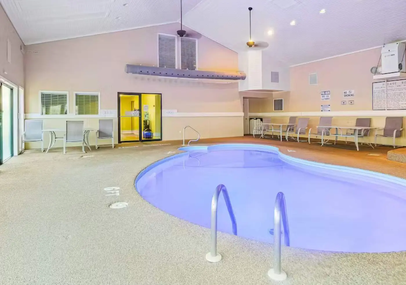 Charming 1BR Condo - Top Floor - LAKE VIEW
