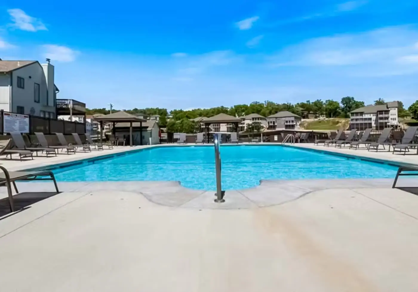 Charming 1BR Condo - Top Floor - LAKE VIEW