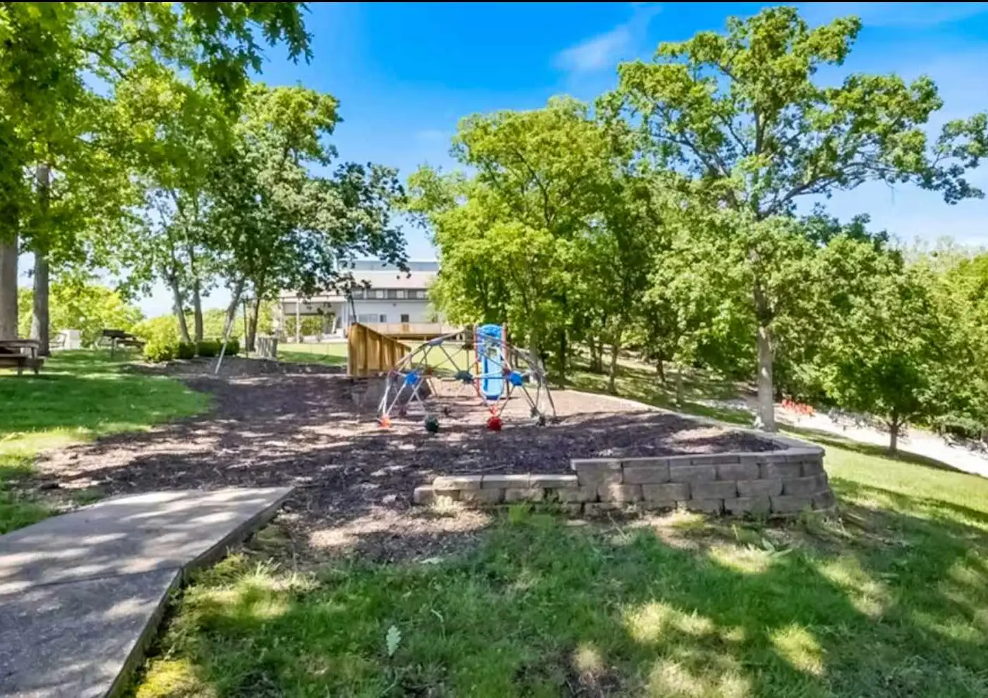Charming 1BR Condo - Top Floor - LAKE VIEW