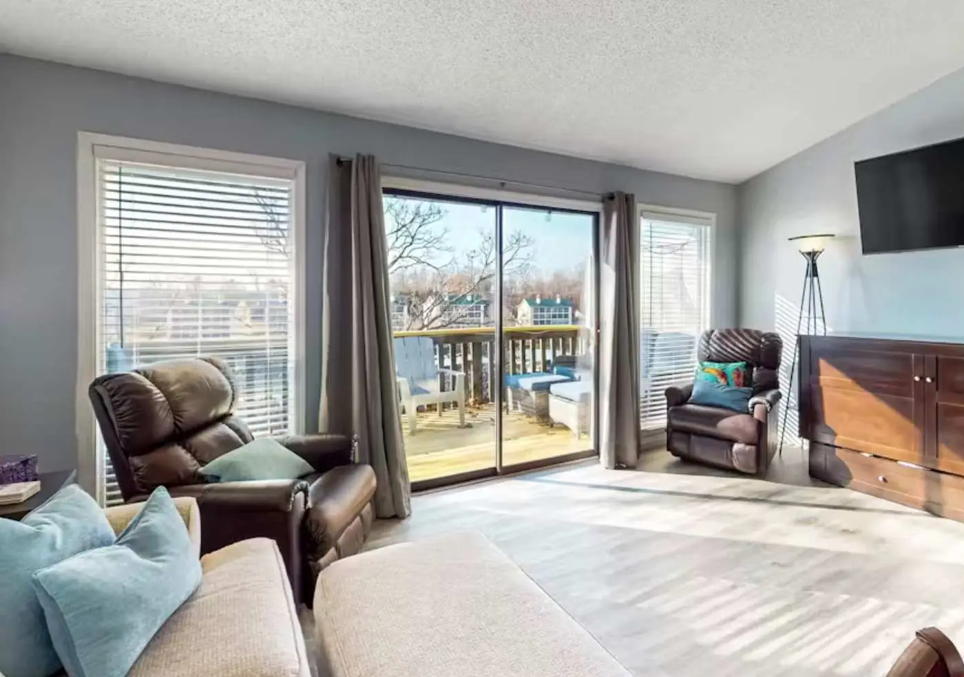 Charming 1BR Condo - Top Floor - LAKE VIEW