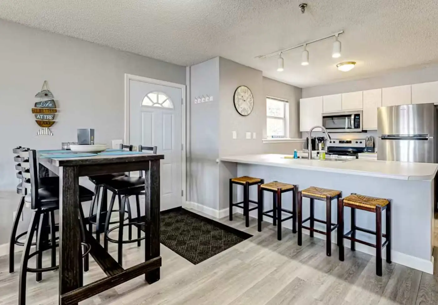 Serene 2BR Condo - Lake Views - Community Pool