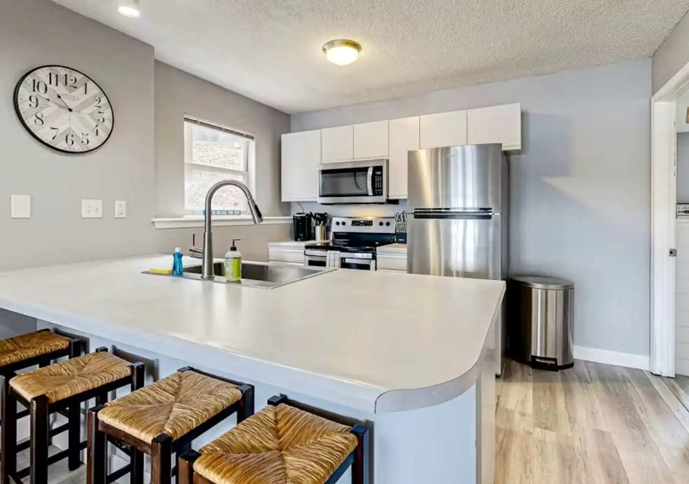 Serene 2BR Condo - Lake Views - Community Pool