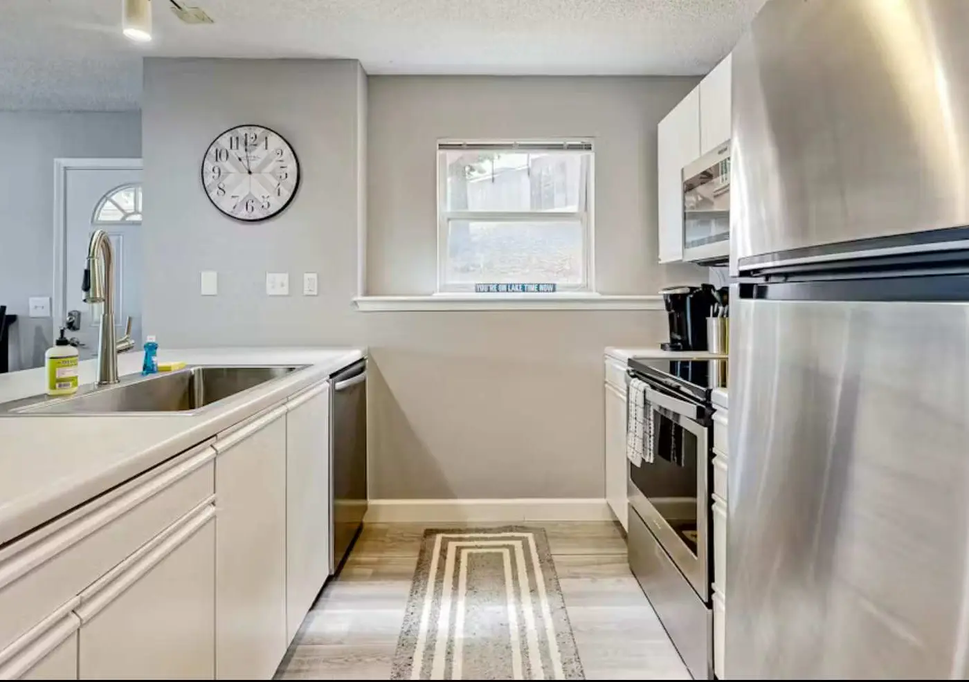 Serene 2BR Condo - Lake Views - Community Pool