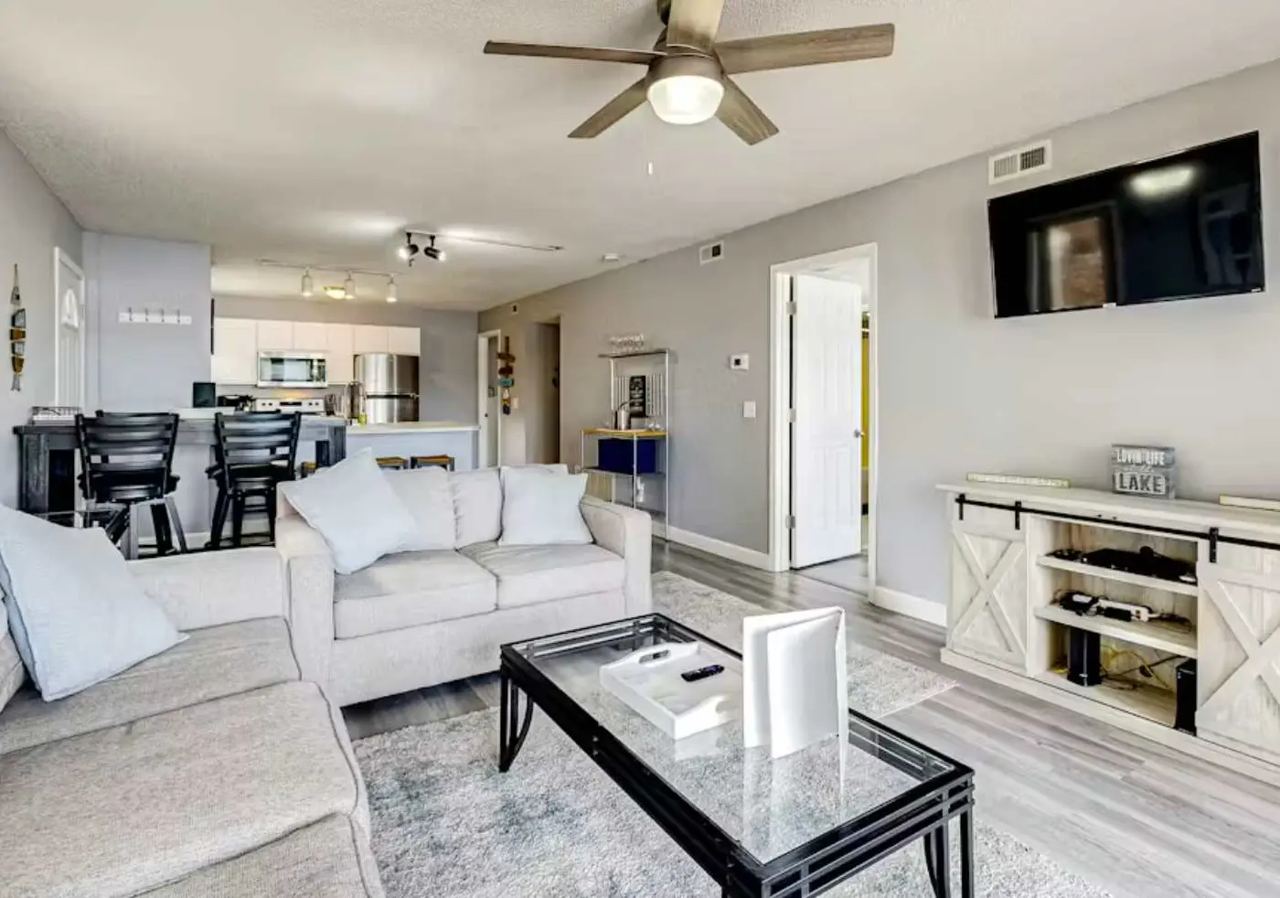 Serene 2BR Condo - Lake Views - Community Pool