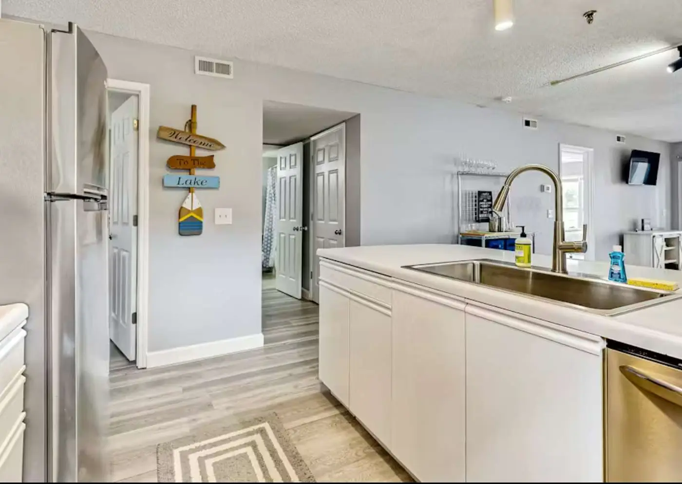 Serene 2BR Condo - Lake Views - Community Pool