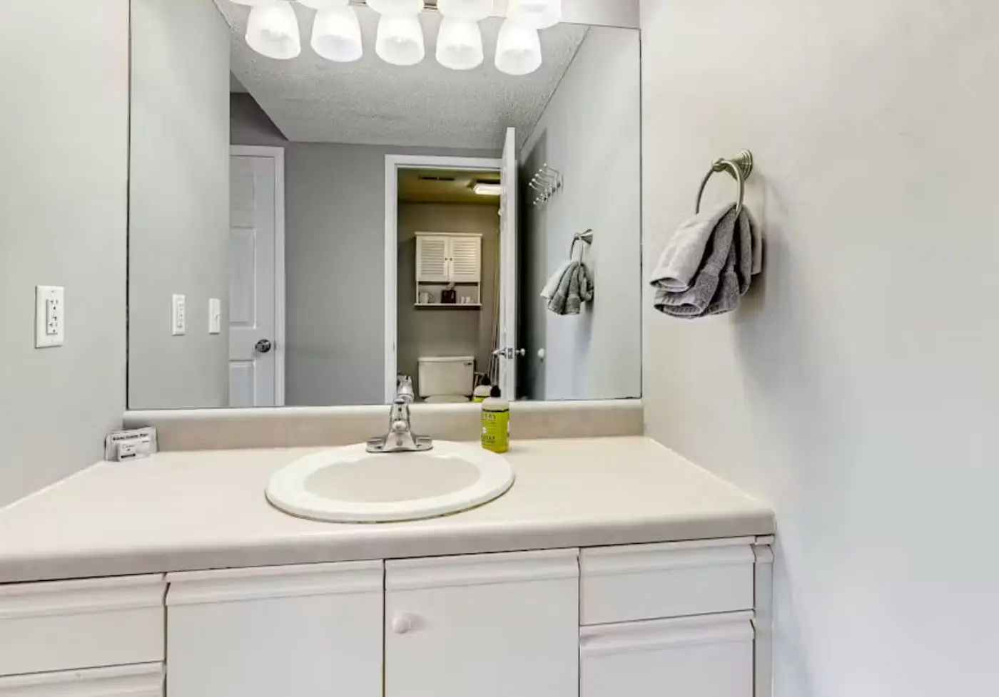 Serene 2BR Condo - Lake Views - Community Pool