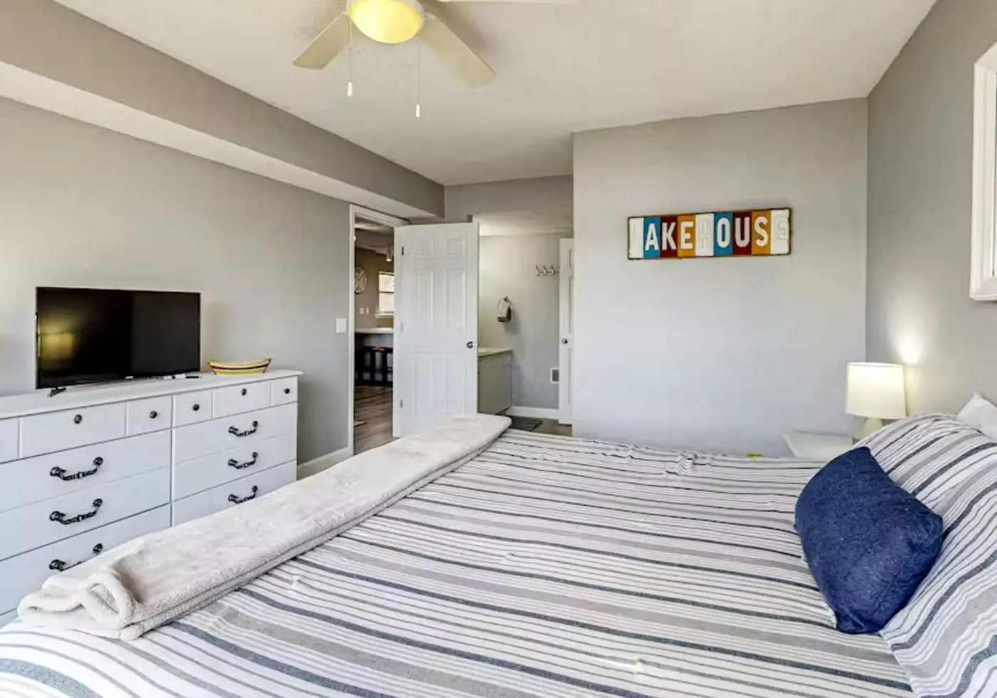 Serene 2BR Condo - Lake Views - Community Pool
