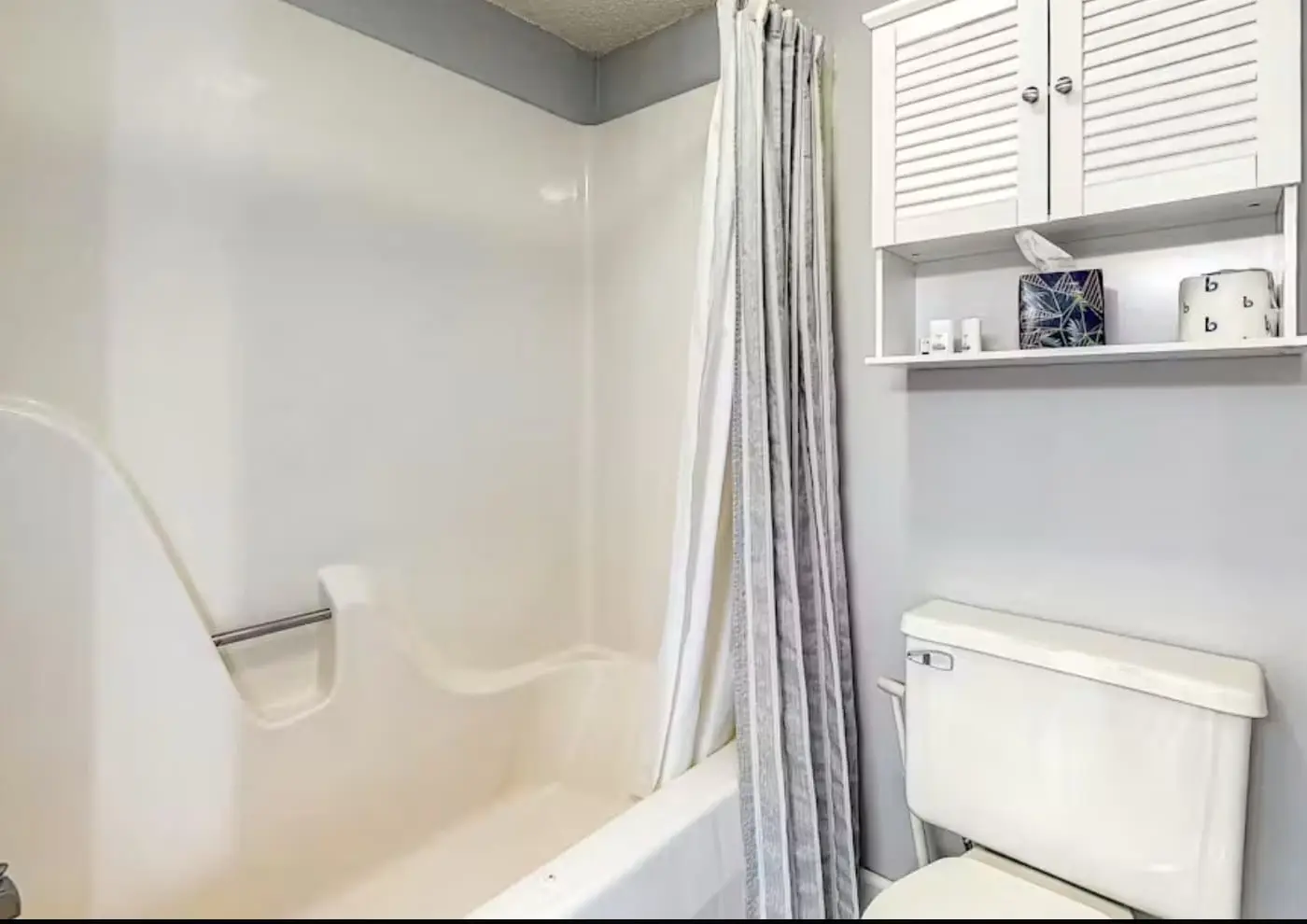 Serene 2BR Condo - Lake Views - Community Pool