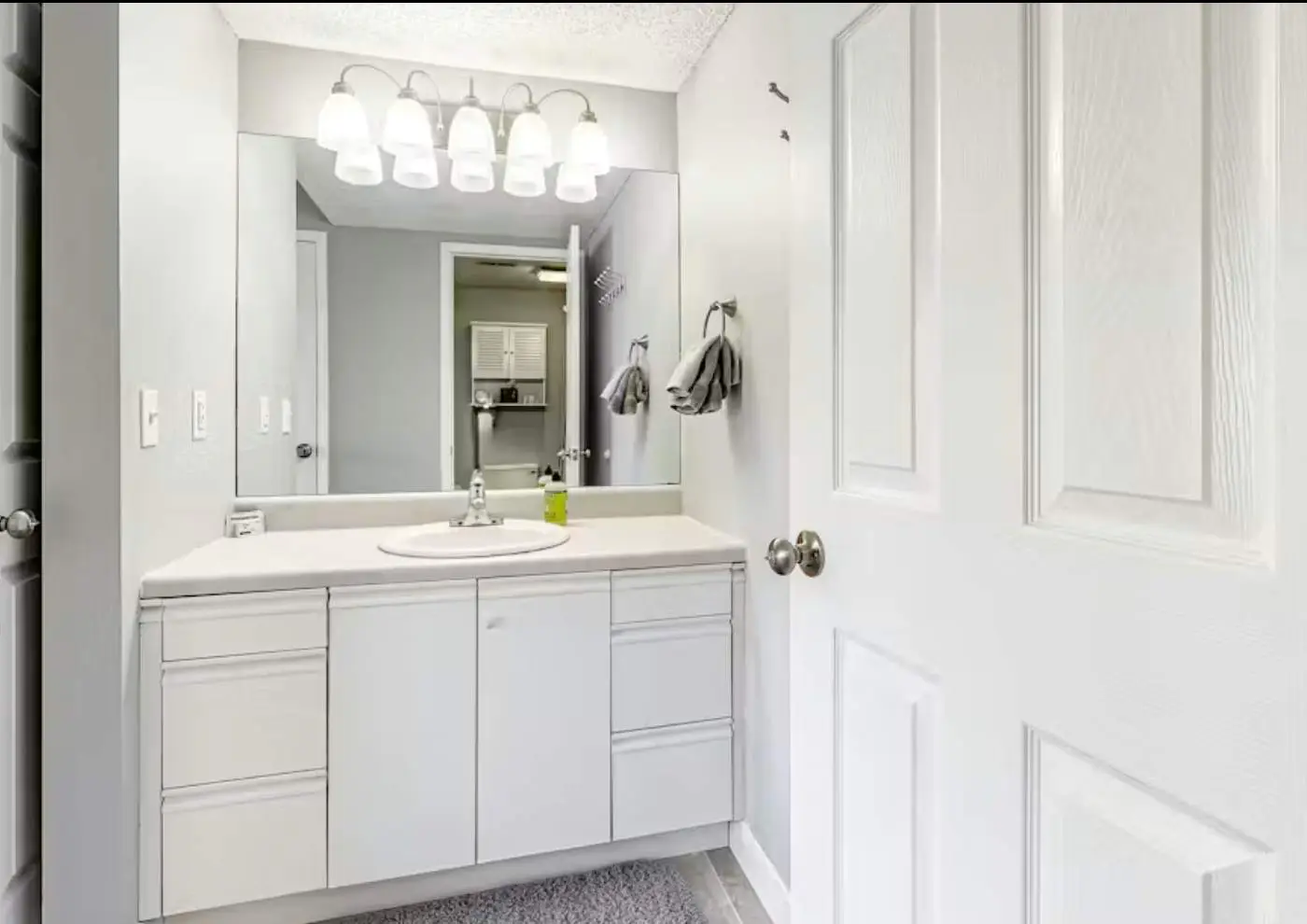 Serene 2BR Condo - Lake Views - Community Pool
