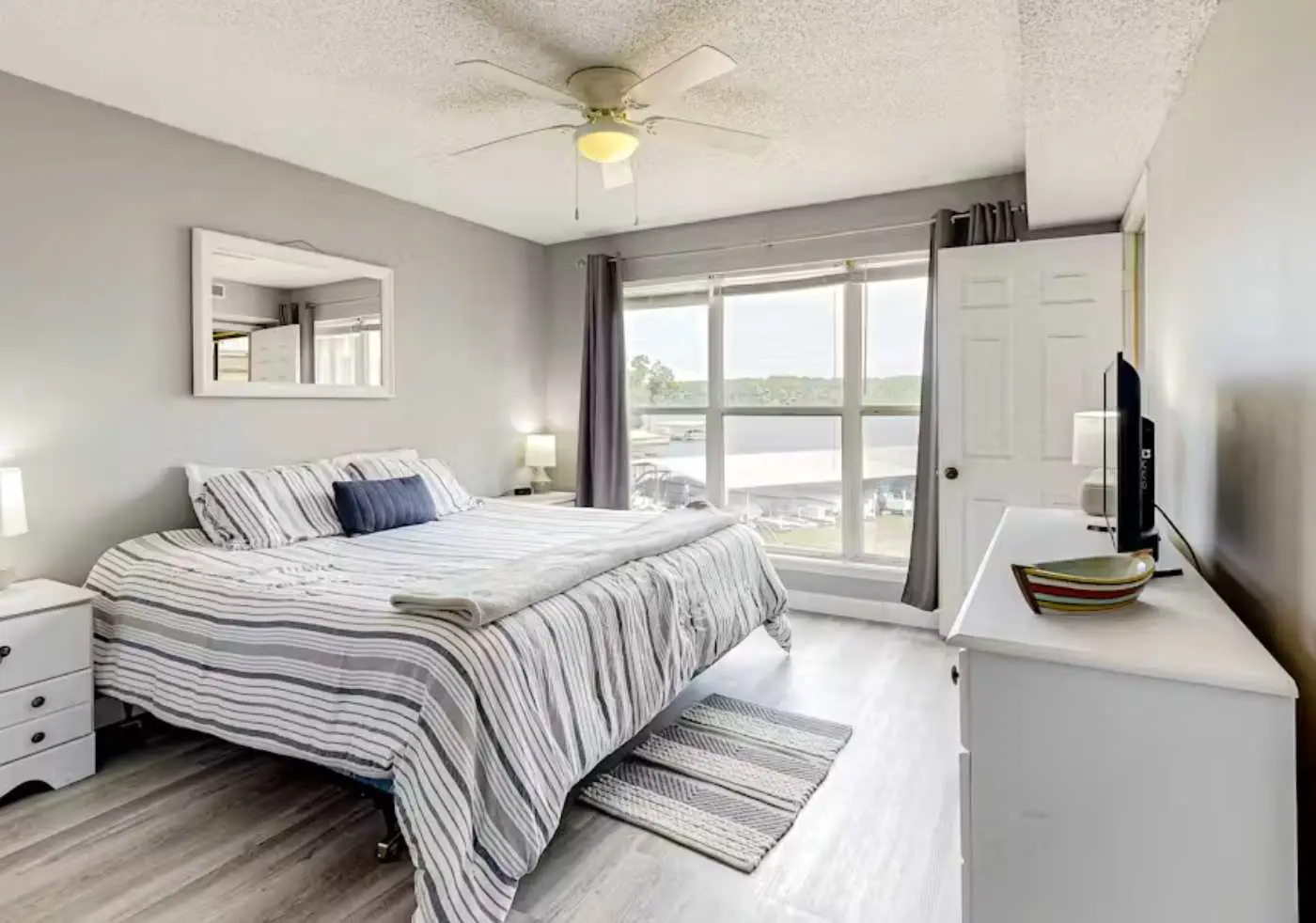 Serene 2BR Condo - Lake Views - Community Pool