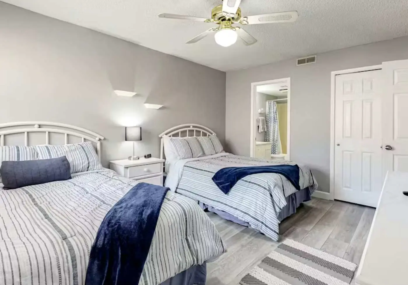 Serene 2BR Condo - Lake Views - Community Pool