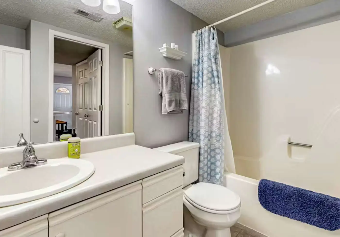 Serene 2BR Condo - Lake Views - Community Pool
