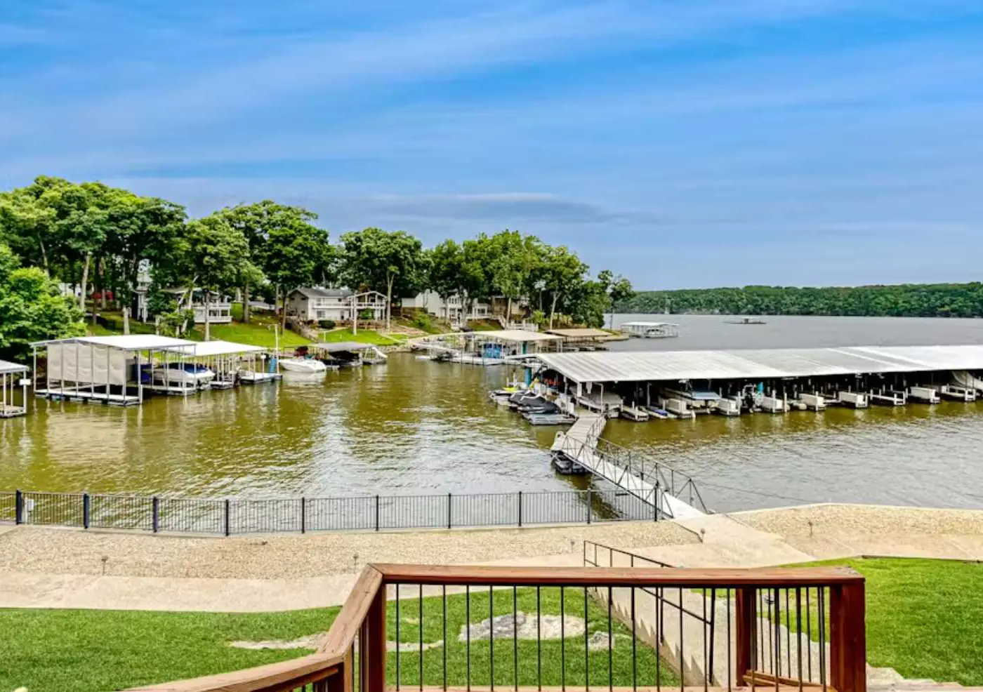 Serene 2BR Condo - Lake Views - Community Pool